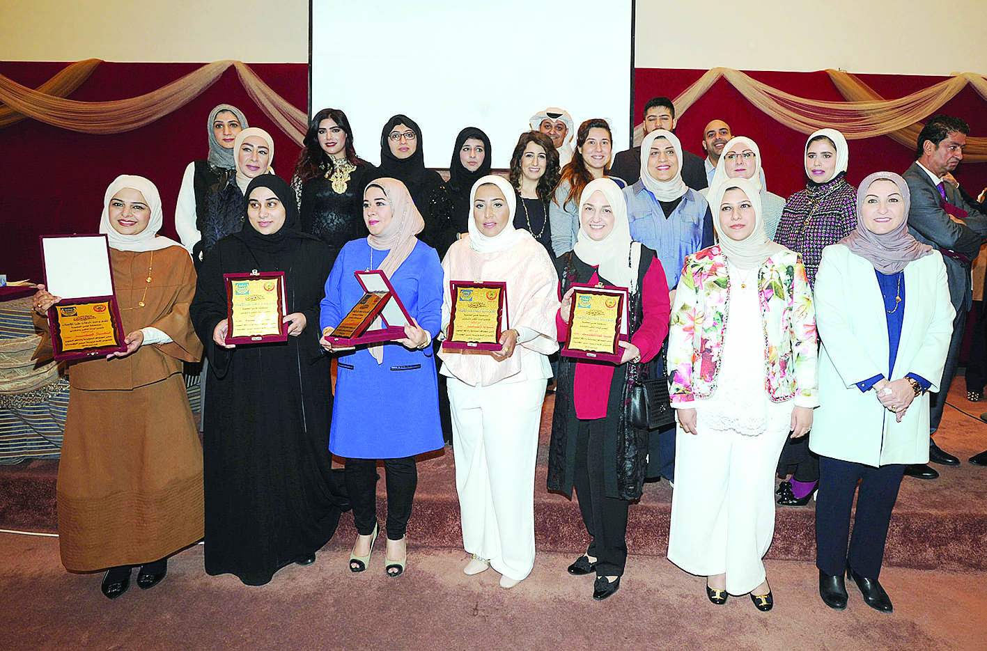 u0642u064au0627u062fu064au0648 u0627u0644u0645u0646u0637u0642u0629 u0648u0627u0644u0645u0643u0631u0645u0648u0646 u0641u064a u0627u0644u062du0641u0644   t  (u062au0635u0648u064au0631 u0643u0631u0645 u0630u064au0627u0628)