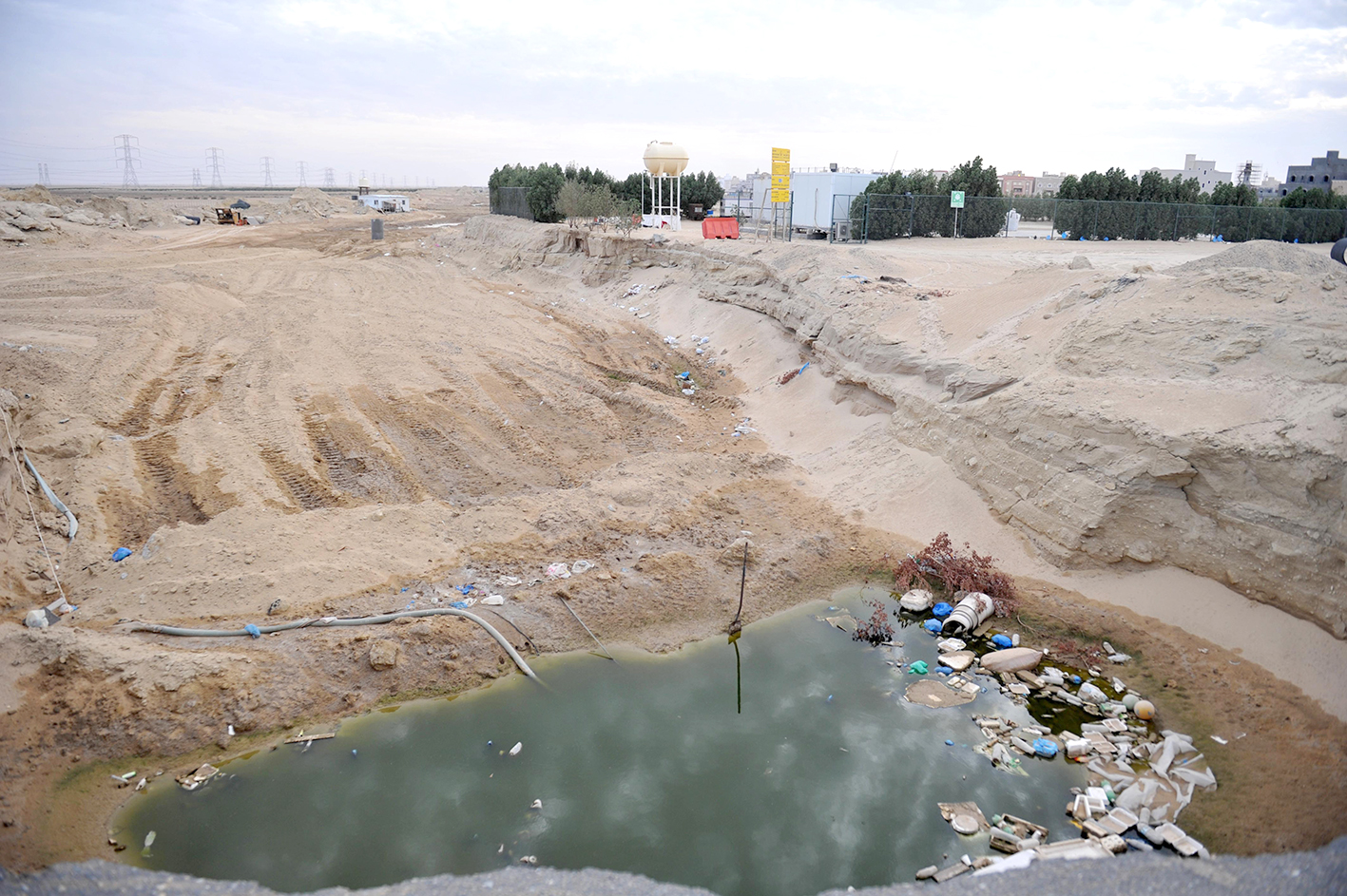 بركة للصرف الصحي تنشر التلوث في المنطقة