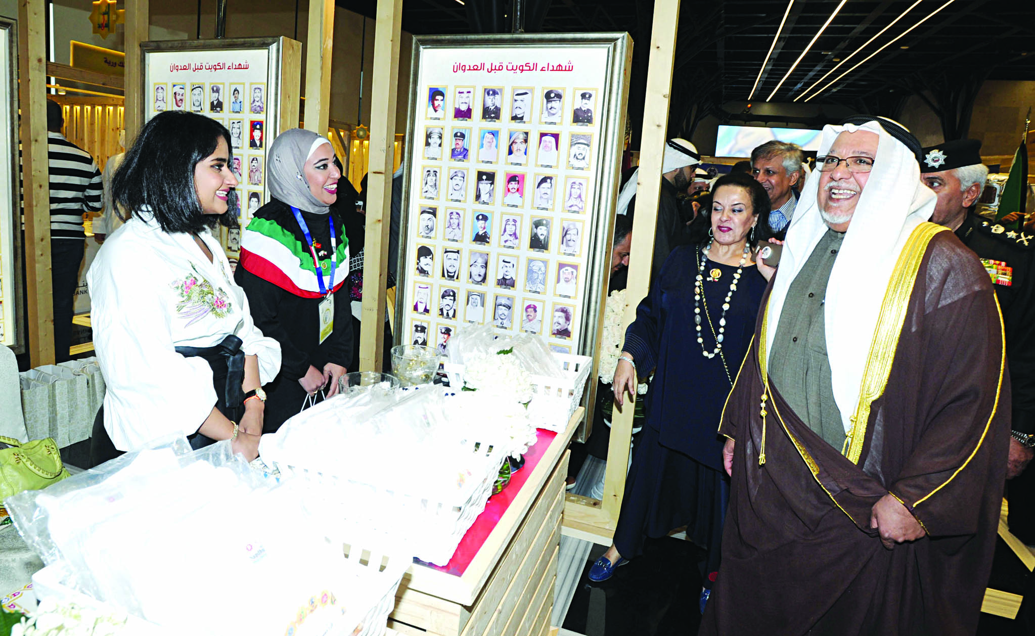 أمام جناح مكتب الشهيد