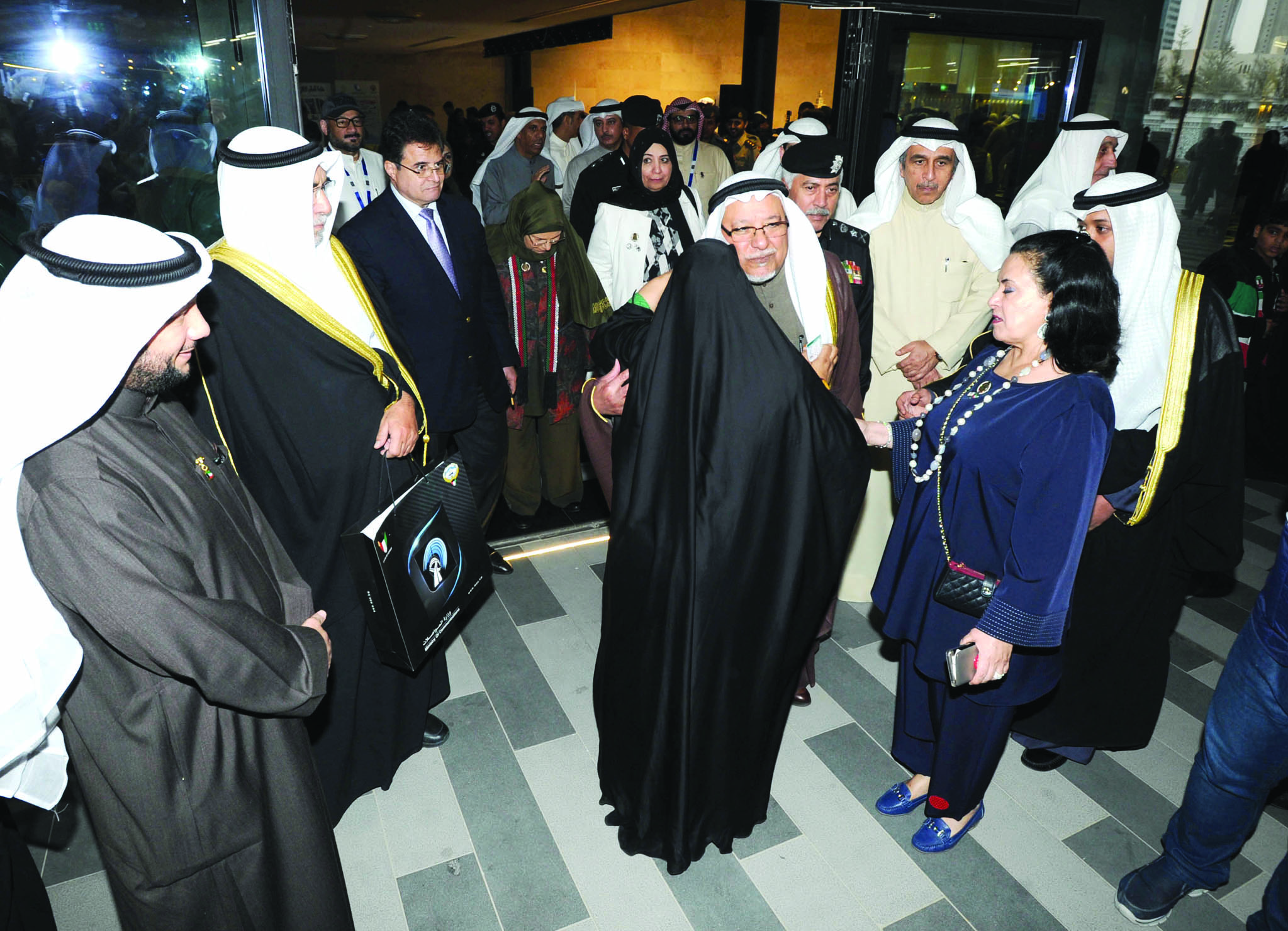 مسنة تبارك للجراح بالأعياد الوطنية