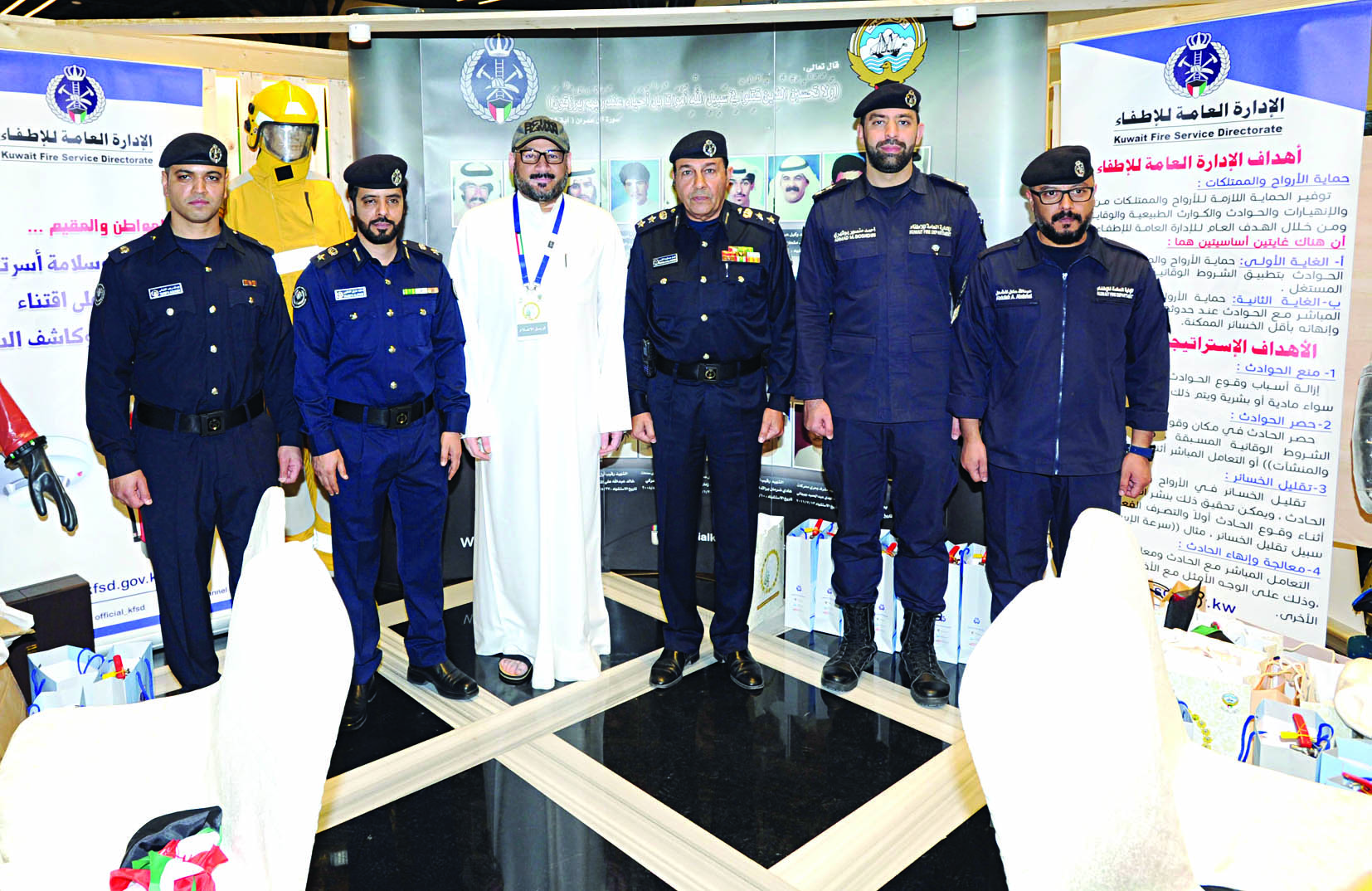 الزميل ناصر الفرحان متوسطا رجال الإطفاء في جناحهم