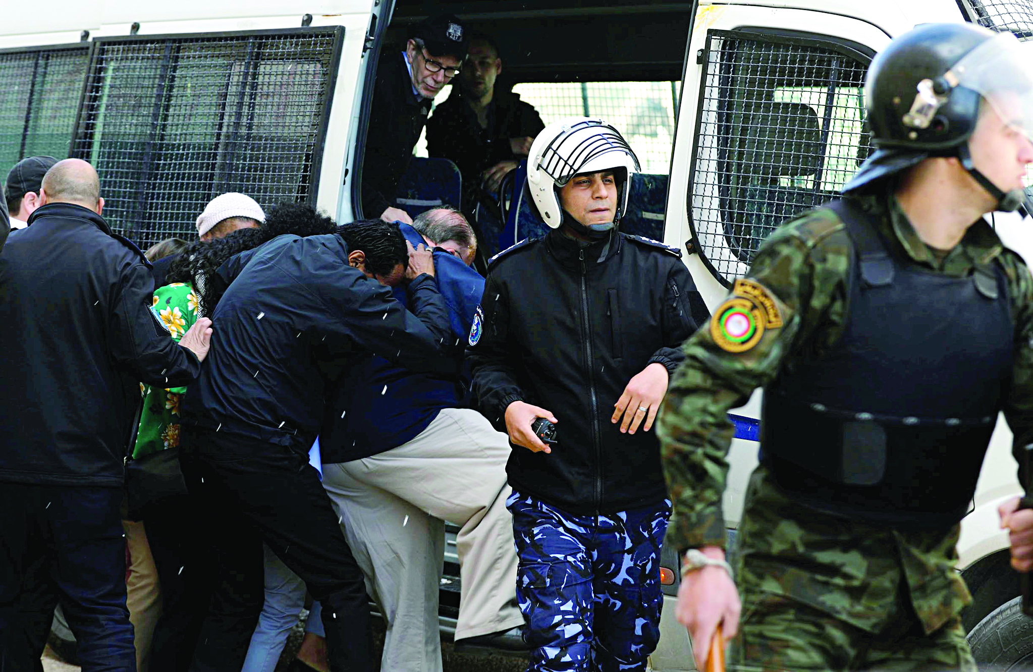 u0627u0644u0634u0631u0637u0629 u0627u0644u0641u0644u0633u0637u064au0646u064au0629 u062au062du0645u064a u0648u0641u062fu0627u064b u0623u0645u064au0631u0643u064au0627u064b u062au0639u0631u0651u0636 u0644u0644u0631u0634u0642 u0628u0627u0644u0628u064au0636 u0645u0646 u0642u0628u0644 u0645u062au0638u0627u0647u0631u064au0646 u0641u064a u0631u0627u0645 u0627u0644u0644u0647 u0623u0645u0633 t(u0631u0648u064au062au0631u0632)