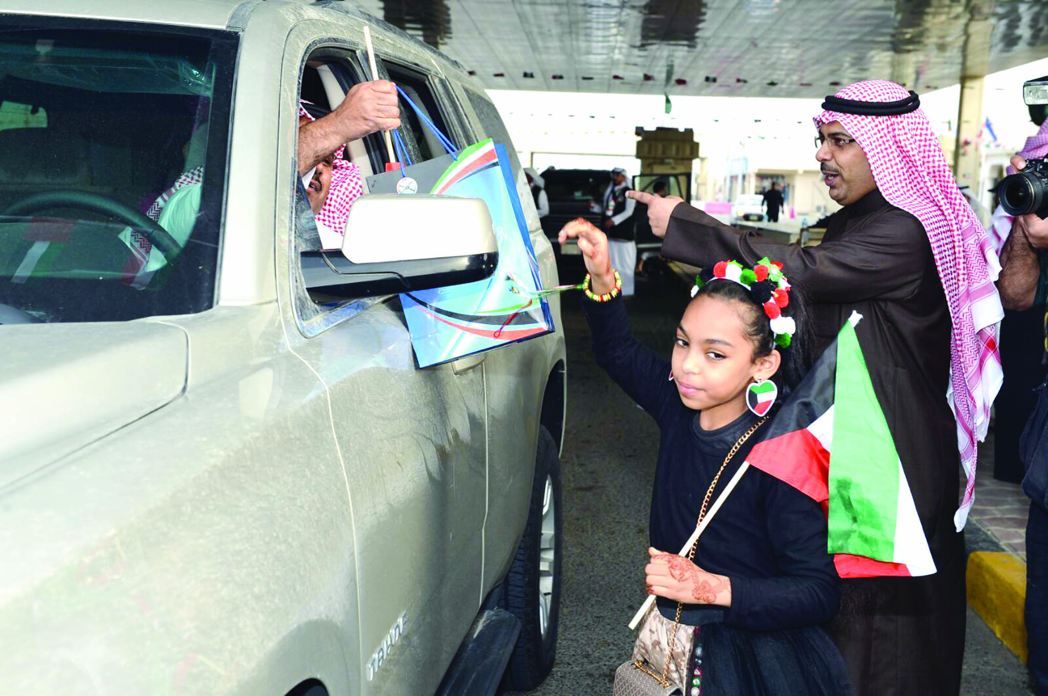 توزيع الهدايا والأعلام على القادمين