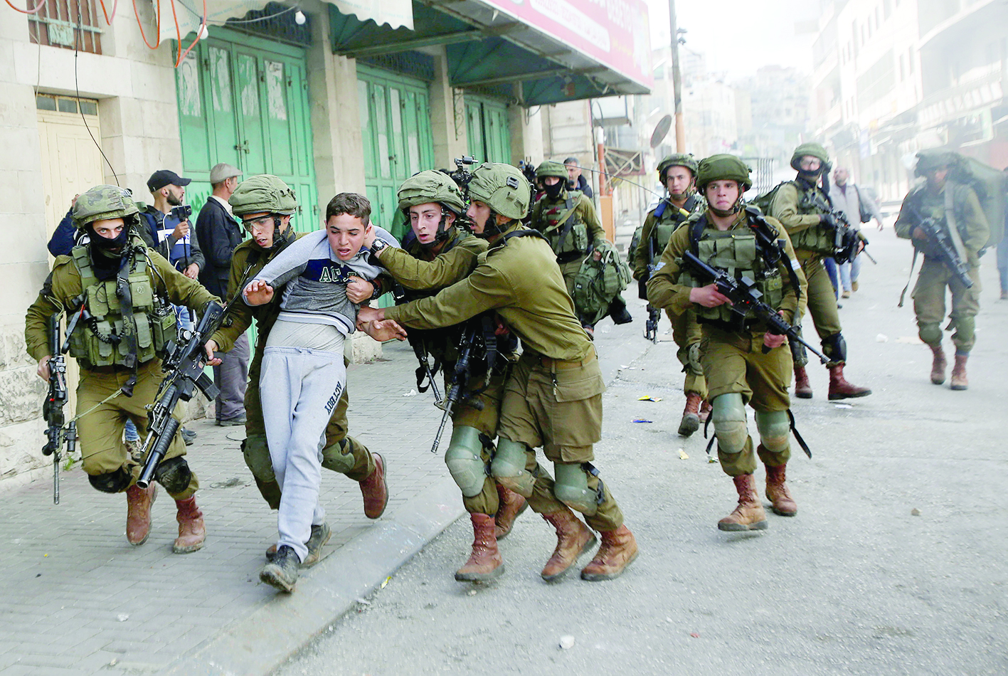 u062cu0646u0648u062f u0625u0633u0631u0627u0626u064au0644u064au0648u0646 u0645u062fu062cu062cu0648u0646 u0628u0627u0644u0633u0644u0627u062d u064au0642u062au0627u062fu0648u0646 u0628u0627u0644u0642u0648u0629 u0637u0641u0644u0627u064b u0641u0644u0633u0637u064au0646u064au0627u064b u062eu0644u0627u0644 u0627u062du062au062cu0627u062cu0627u062a u0641u064a u0627u0644u062eu0644u064au0644 t   (u0631u0648u064au062au0631u0632)