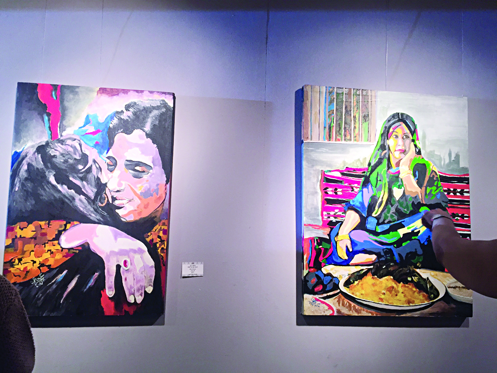 من لوحات المعرض