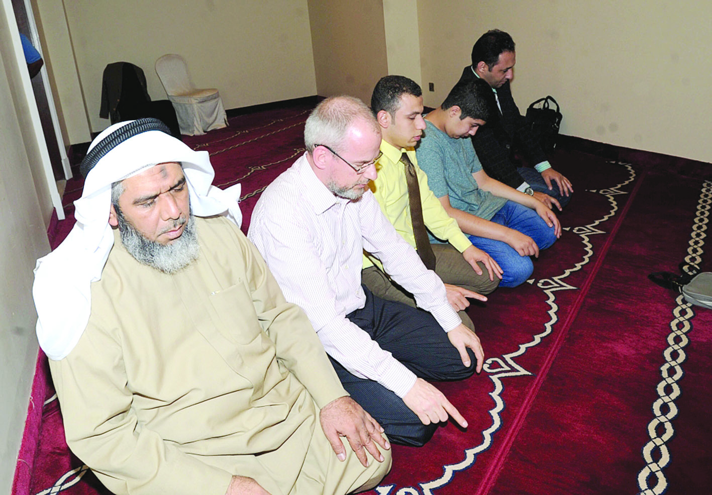 ابو أمين مؤديا صلاة الظهر أمس 