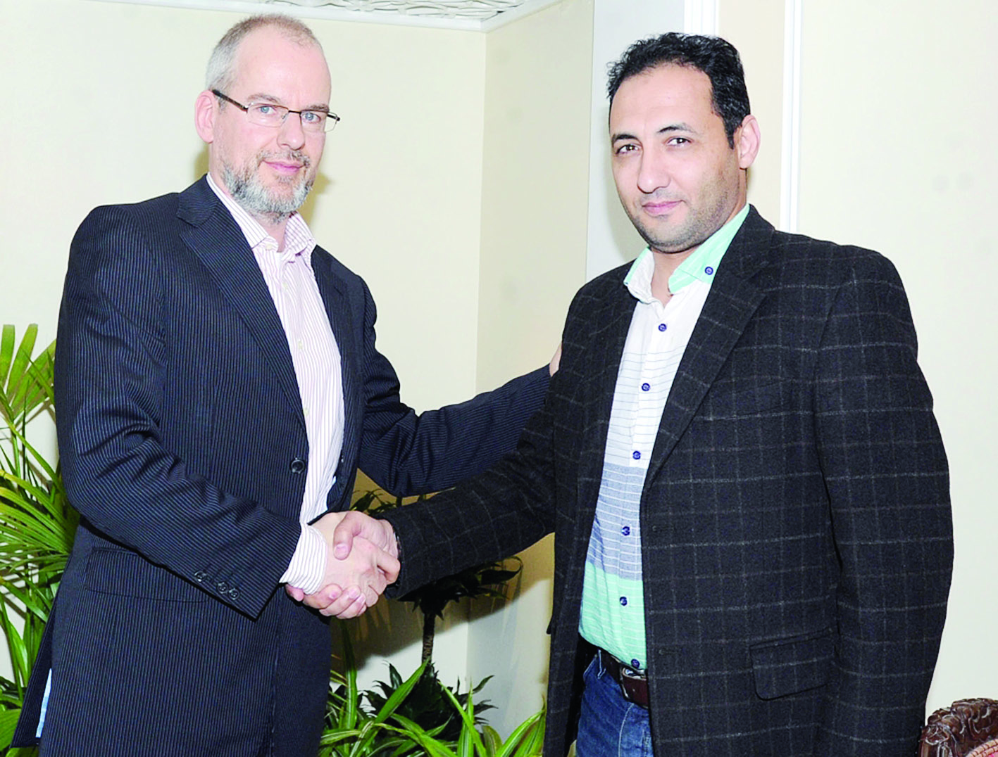 أبو أمين الهولندي مصافحاً الزميل أحمد زكريا 