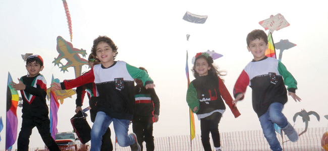 طيور على الأرض وطائرات في الجو	 