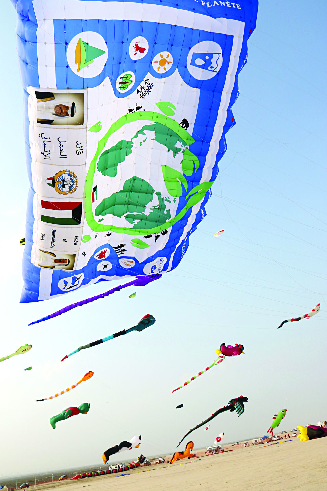 الطائرات الورقية تحلق في سماء بنيدر ومعها صور سمو الأمير وسمو ولي العهد