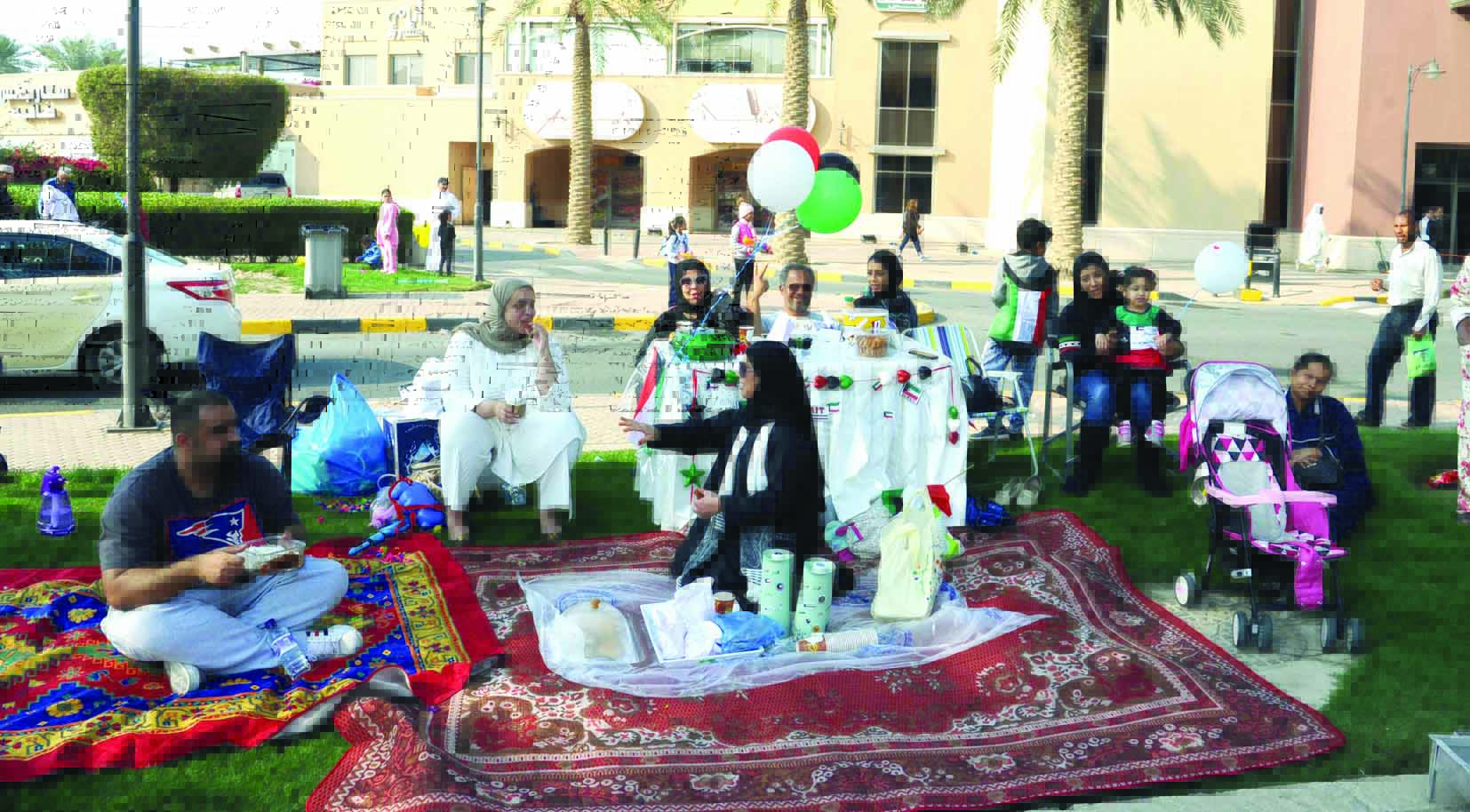 عائلة في نزهة احتفالية على شارع الخليج