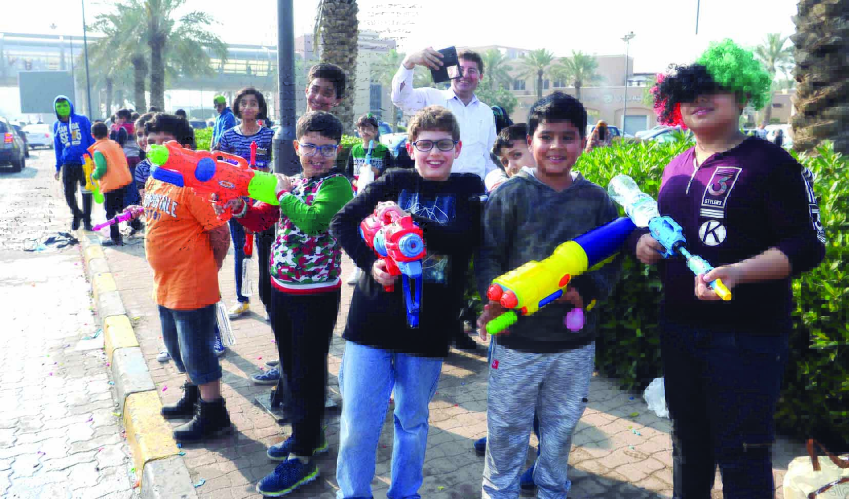 أطفال مع أسلحتهم