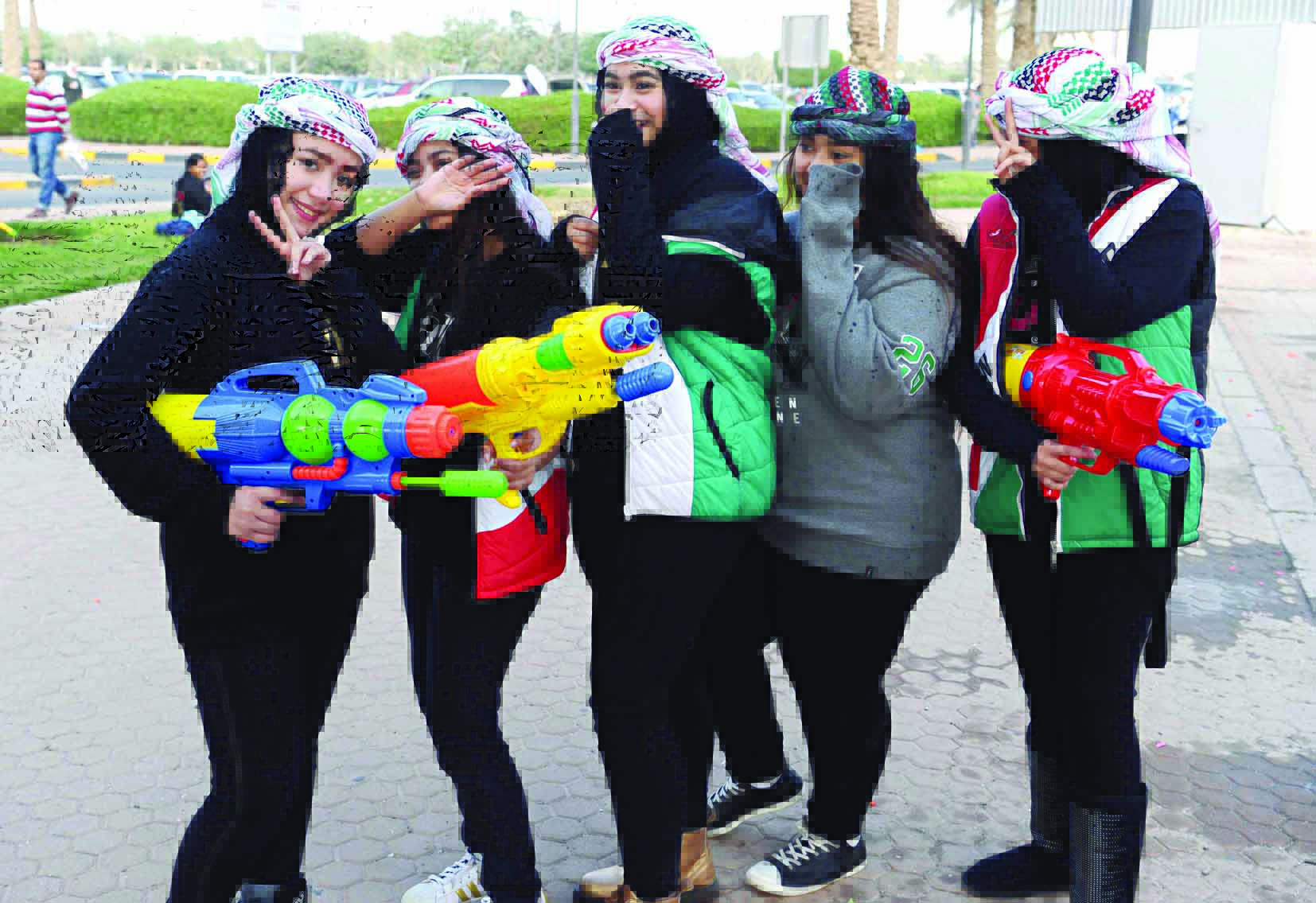 فتيات يحتفلن بطريقتهن