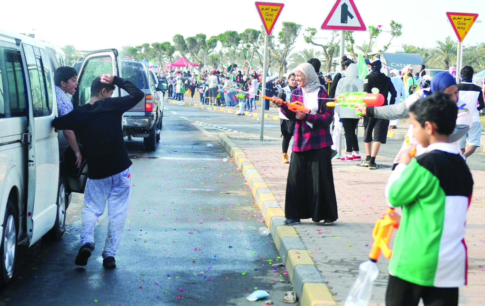 المسدسات تغرق المحتفلين