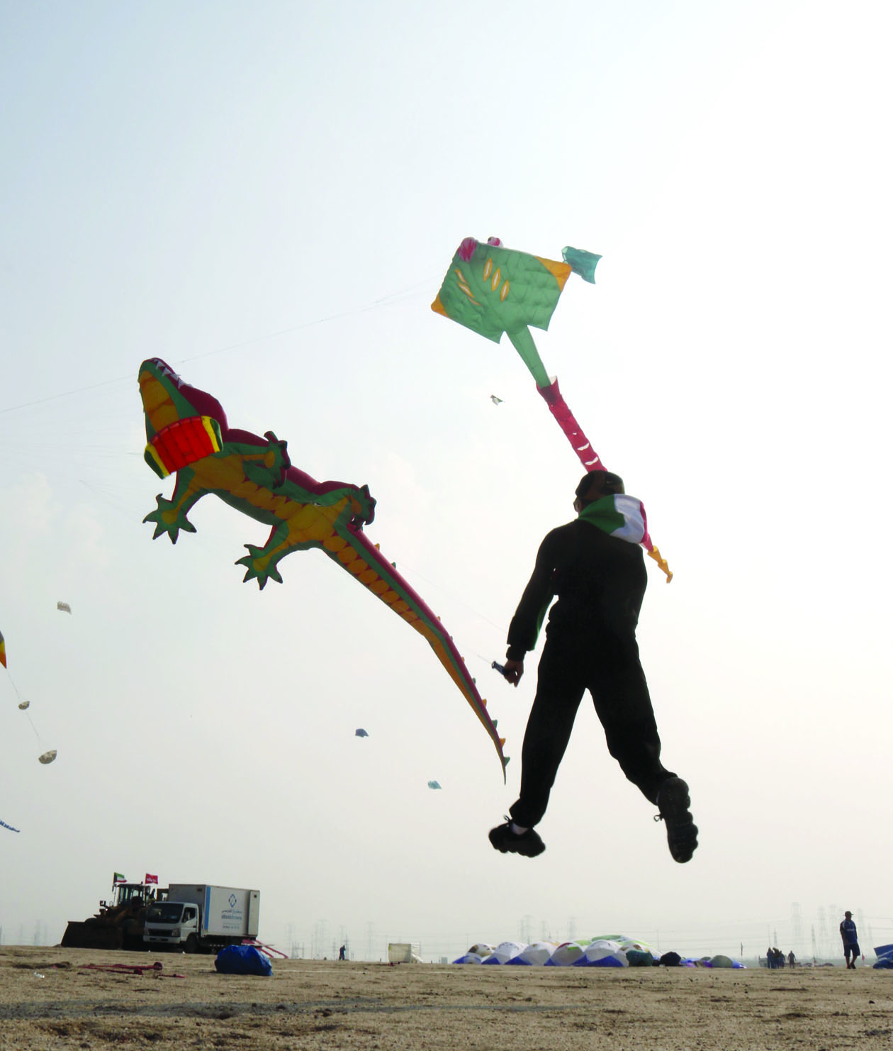 طائرات ورقية بمجسمات مختلفة