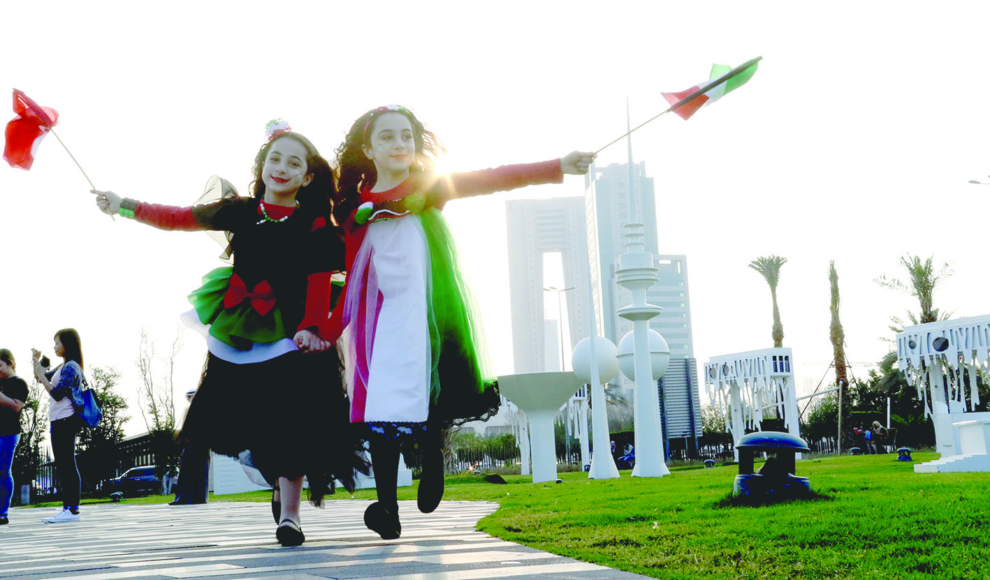 طفلتان تغردان فرحاً بالأعياد الوطنية