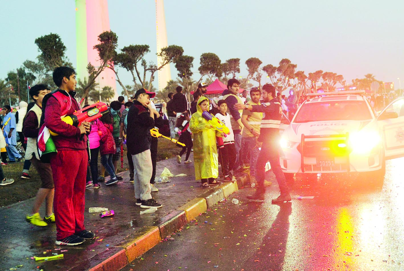 رش المياه تسيد الاحتفالات