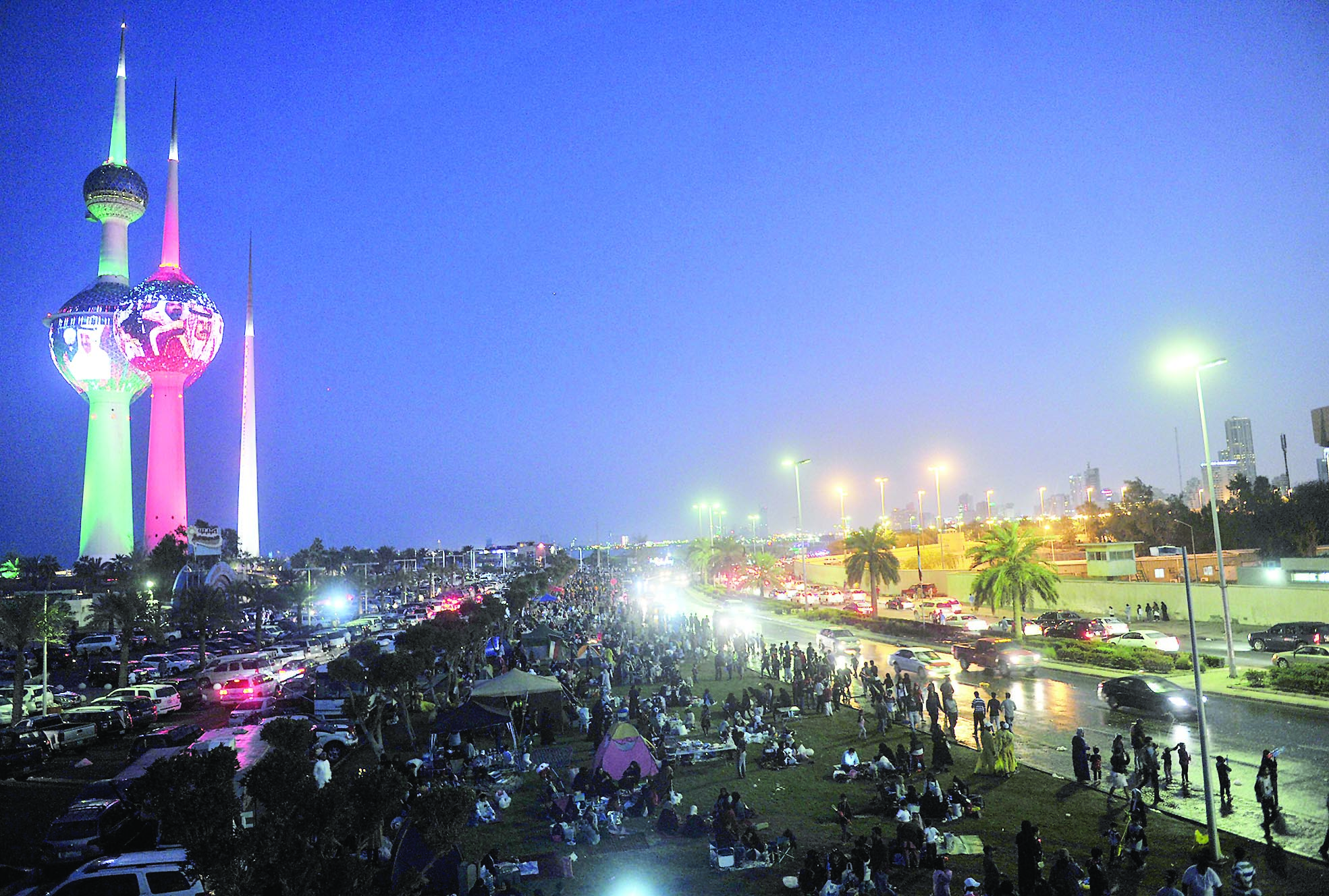 أبراج الكويت تزدان بصورة الأمير وولي العهد