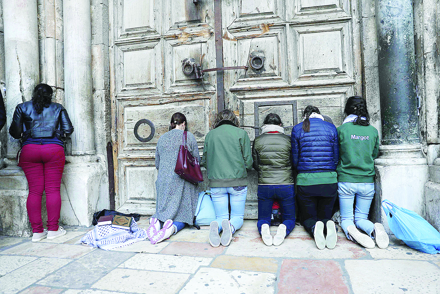 u0635u0644u0627u0629 u0623u0645u0627u0645 u0627u0644u0628u0648u0627u0628u0629 u0627u0644u0645u063au0644u0642u0629 u0644u0643u0646u064au0633u0629 u0627u0644u0642u064au0627u0645u0629 u0641u064a u0627u0644u0642u062fu0633 u0627u0644u0642u062fu064au0645u0629 tt(u0623 u0641 u0628)