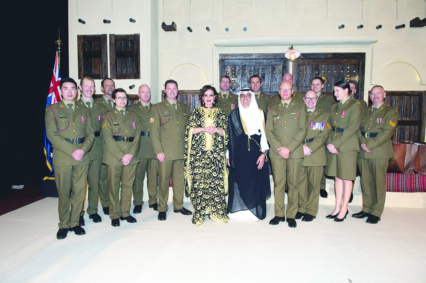 السفير في أستراليا نجيب البدر وزوجته يتوسطان مهنئين من الجيش الأسترالي