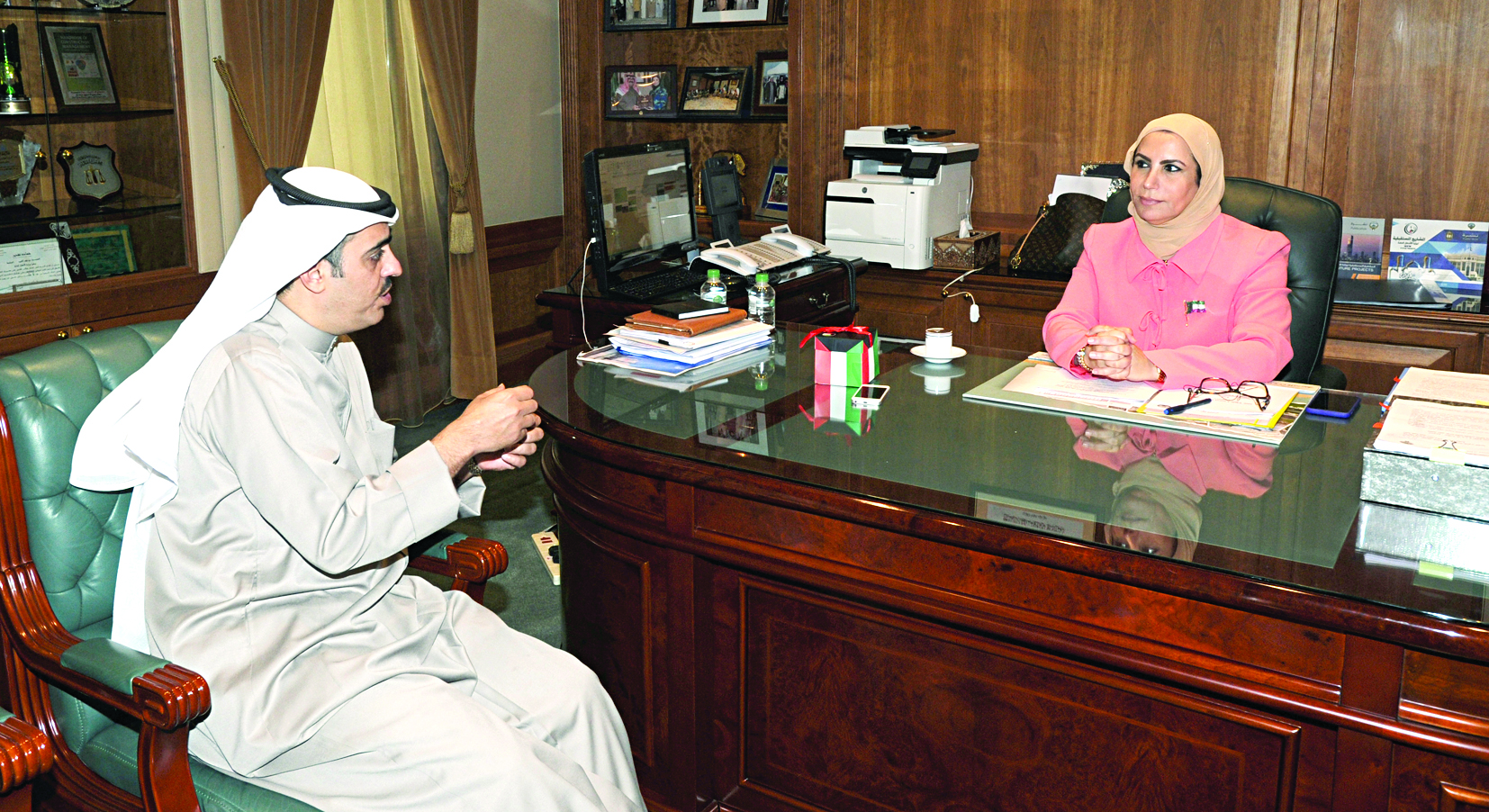 الغنيم تتحدث للزميل محمد صباح 	(تصوير كرم ذياب)