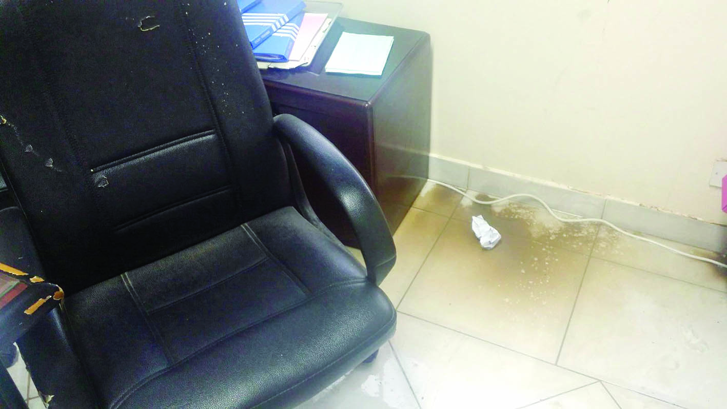 مكاتب الموظفات عرضة للخرير 