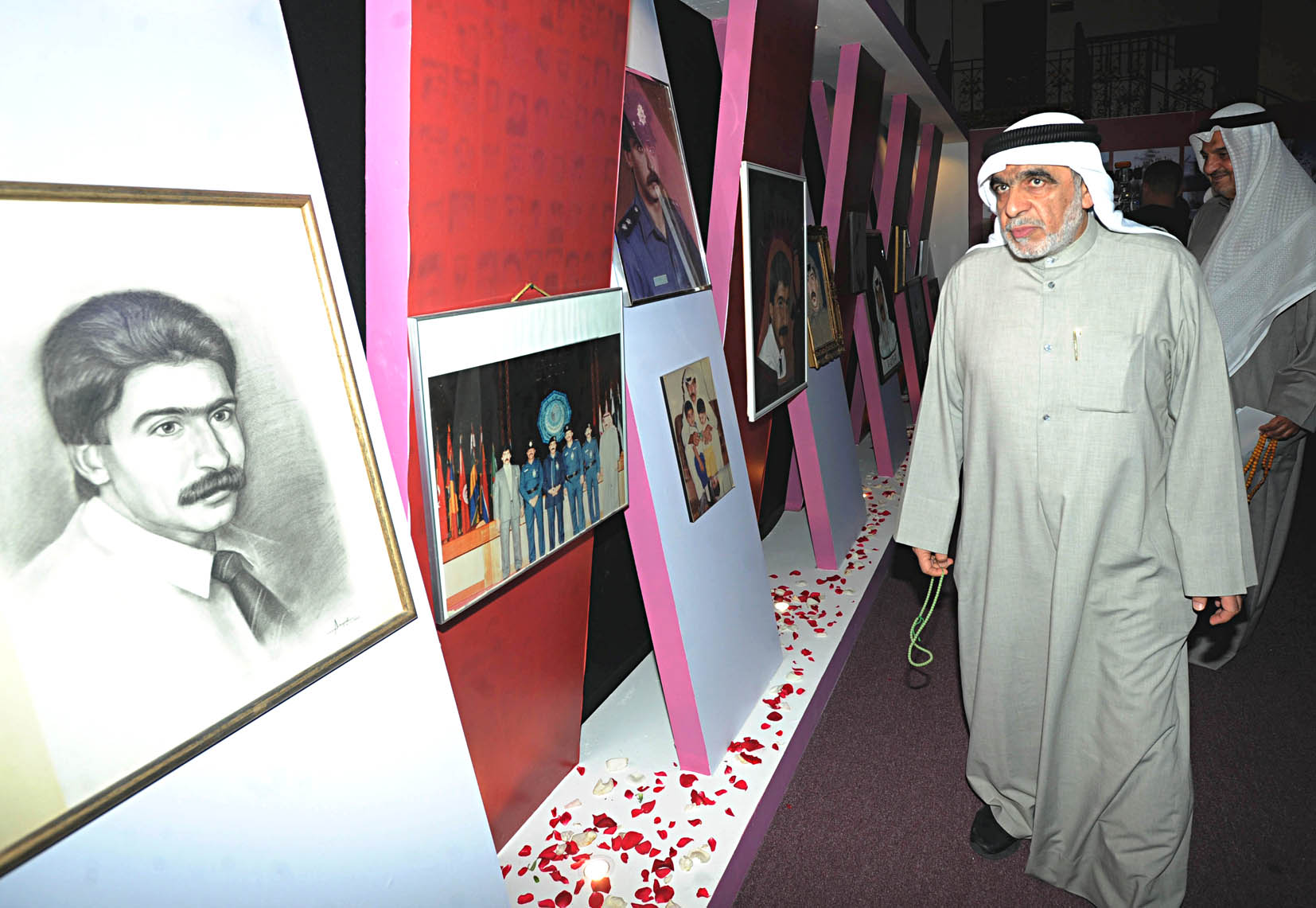 u0639u062fu0646u0627u0646 u0639u0628u062fu0627u0644u0635u0645u062f u062cu0627u0626u0644u0627u064b u0641u064a u0627u0644u0645u0639u0631u0636   t  (u062au0635u0648u064au0631 u0643u0631u0645 u0630u064au0627u0628)