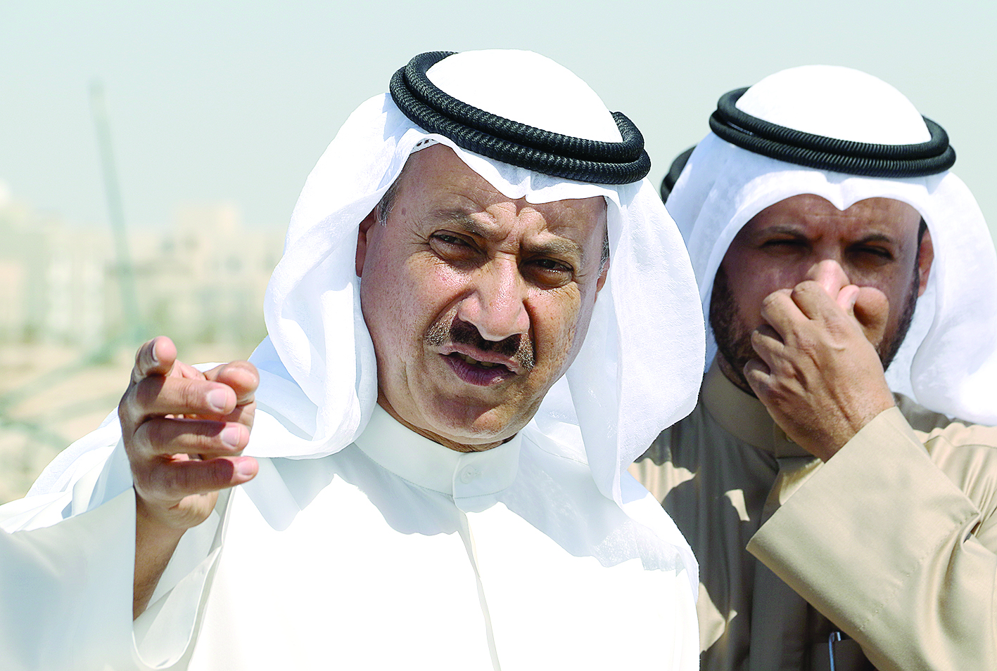 آثار الروائح الكريهة بادية على الوزير الرومي وأحد مرافقيه