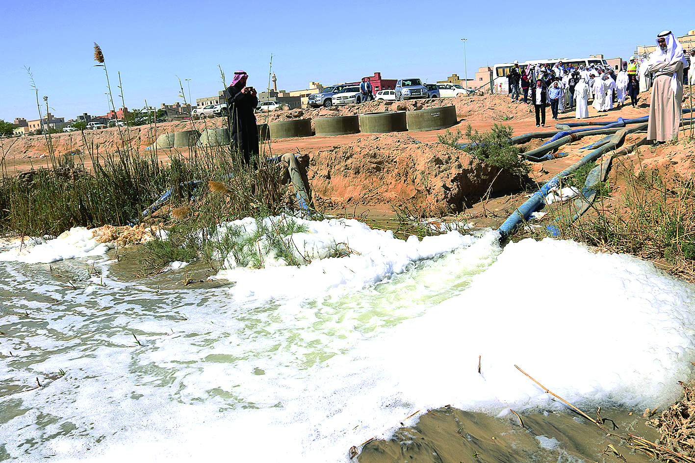 ضخ المياه المعالجة في أحد المستنقعات