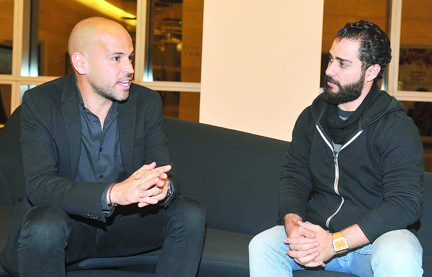 أبو متحدثاً إلى الزميل علاء محمود 	(تصوير سعد هنداوي)