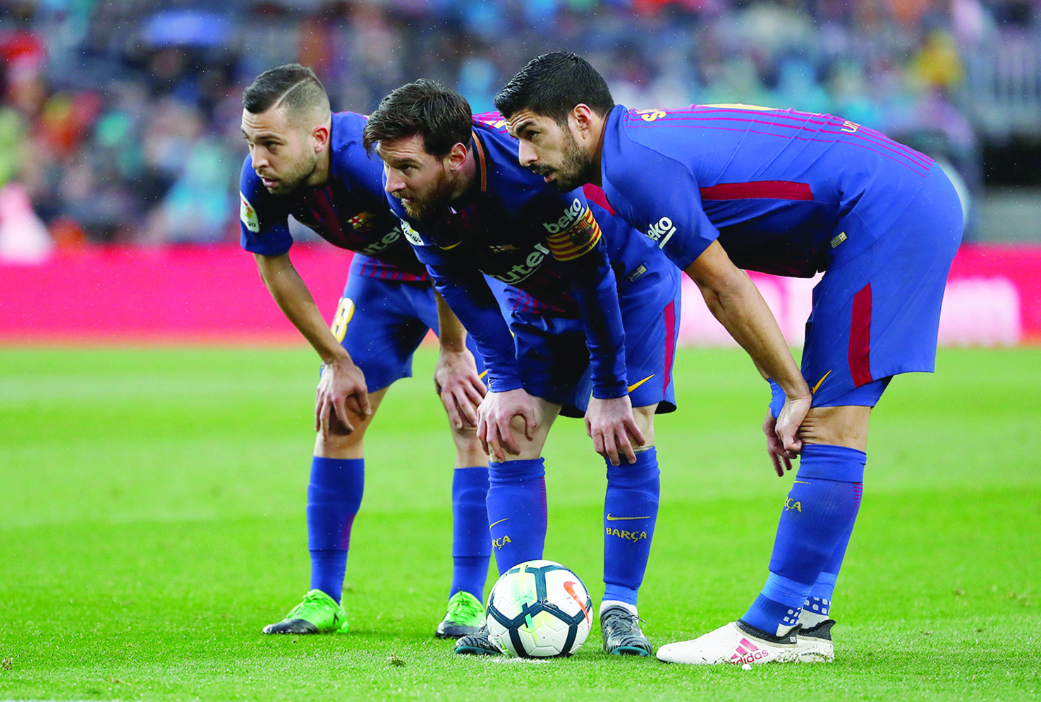 سواريز وميسي وألبا... قبل تنفيذ ركلة حرة في المباراة أمام أتلتيكو مدريد    	    (أ ف ب) 