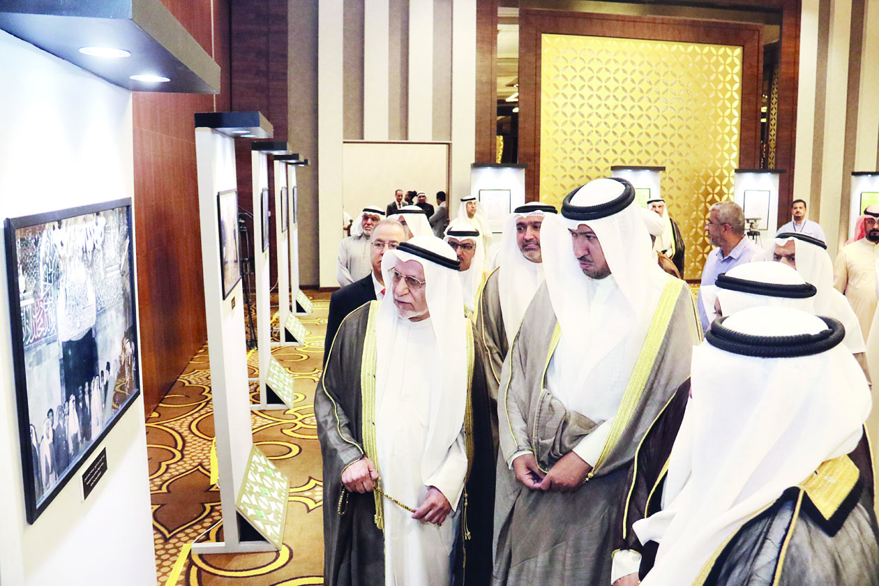 جولة في المعرض المصاحب للملتقى         	   (تصوير بسام زيدان)