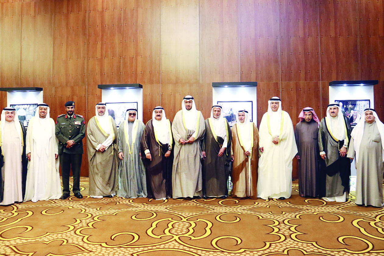 العفاسي والمهنا يتوسطان المشاركين في الملتقى