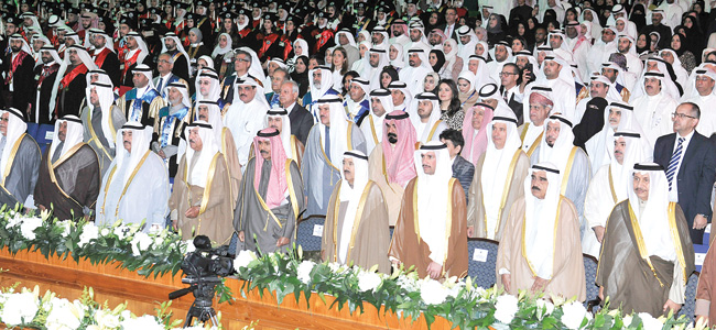 صاحب السمو يتوسط ولي العهد والغانم وكبار الحضور لدى عزف النشيد الوطني