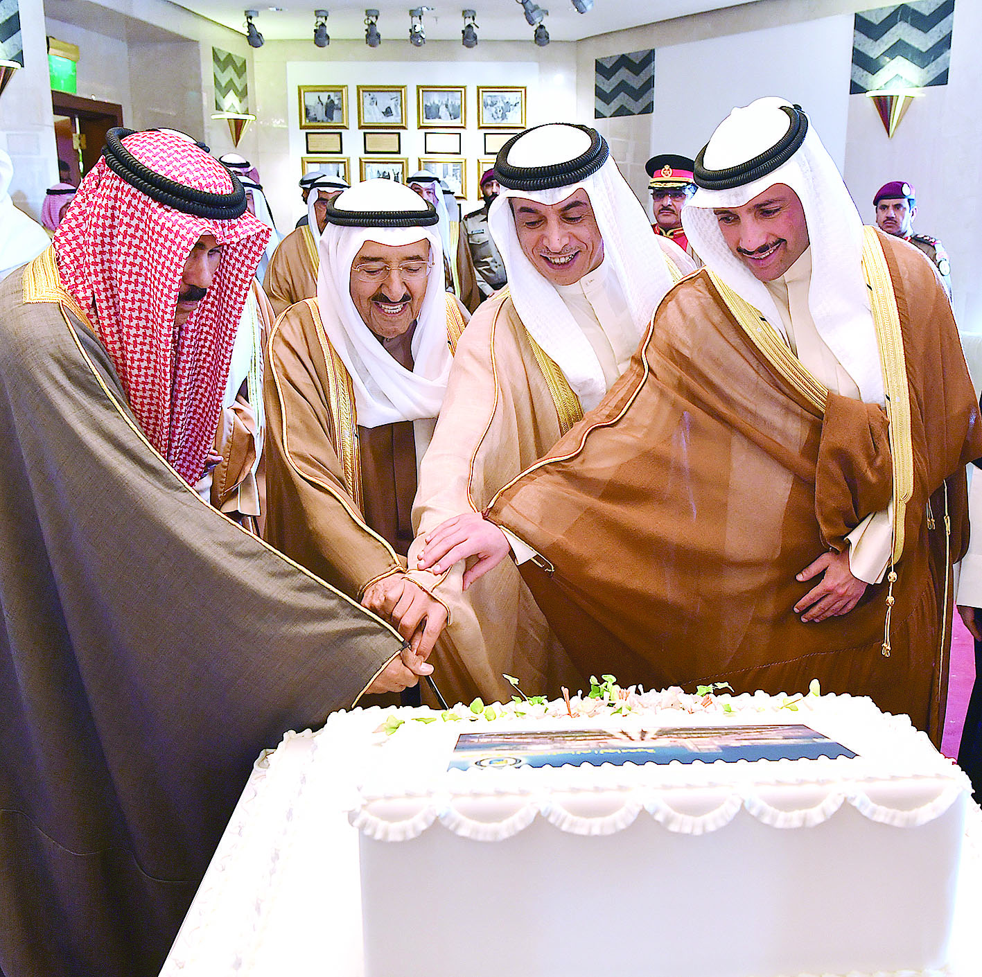 قطع قالب الحلوى