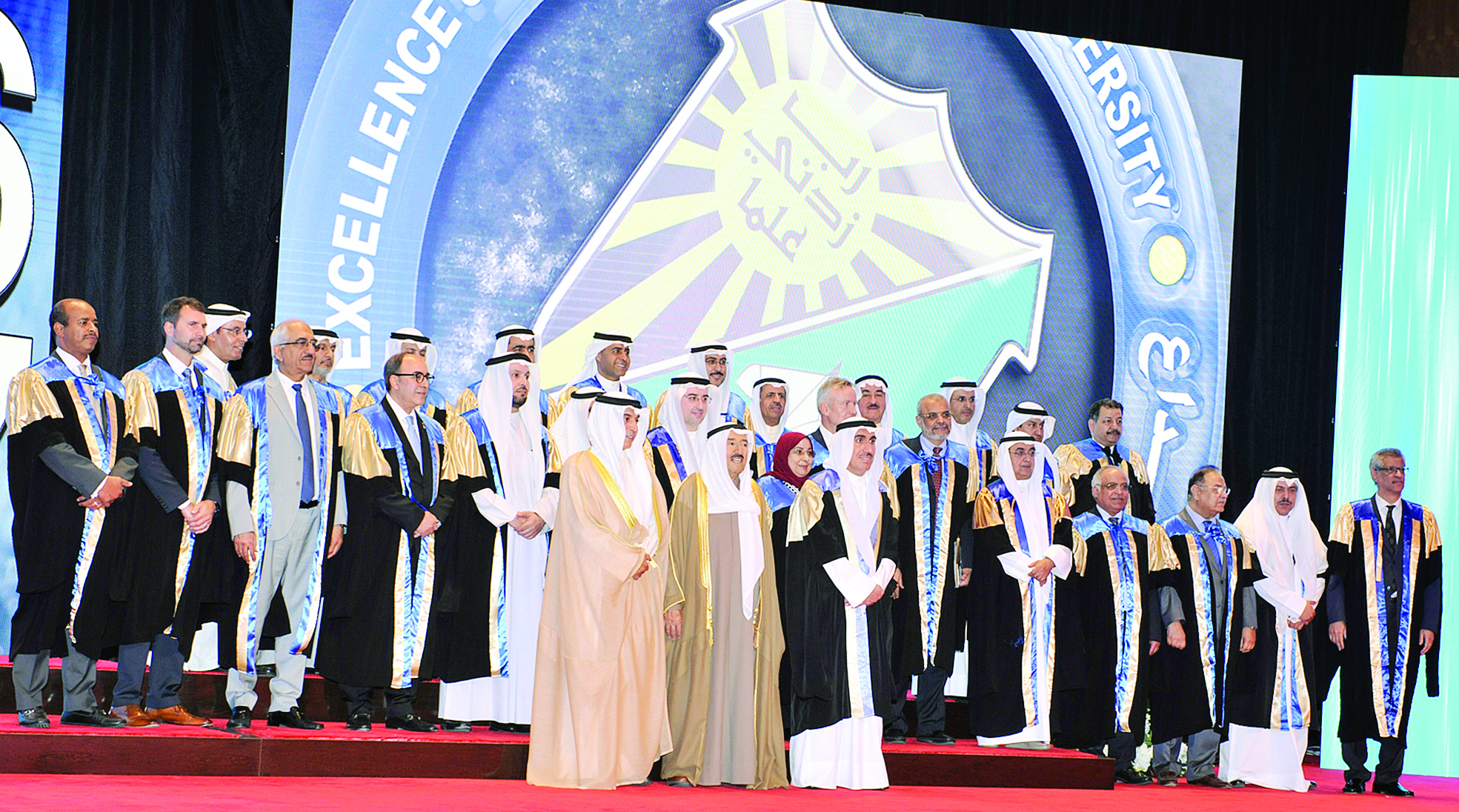 صاحب السمو في صورة تذكارية مع الوزير العازمي ومدير الجامعة وعمداء الكليات