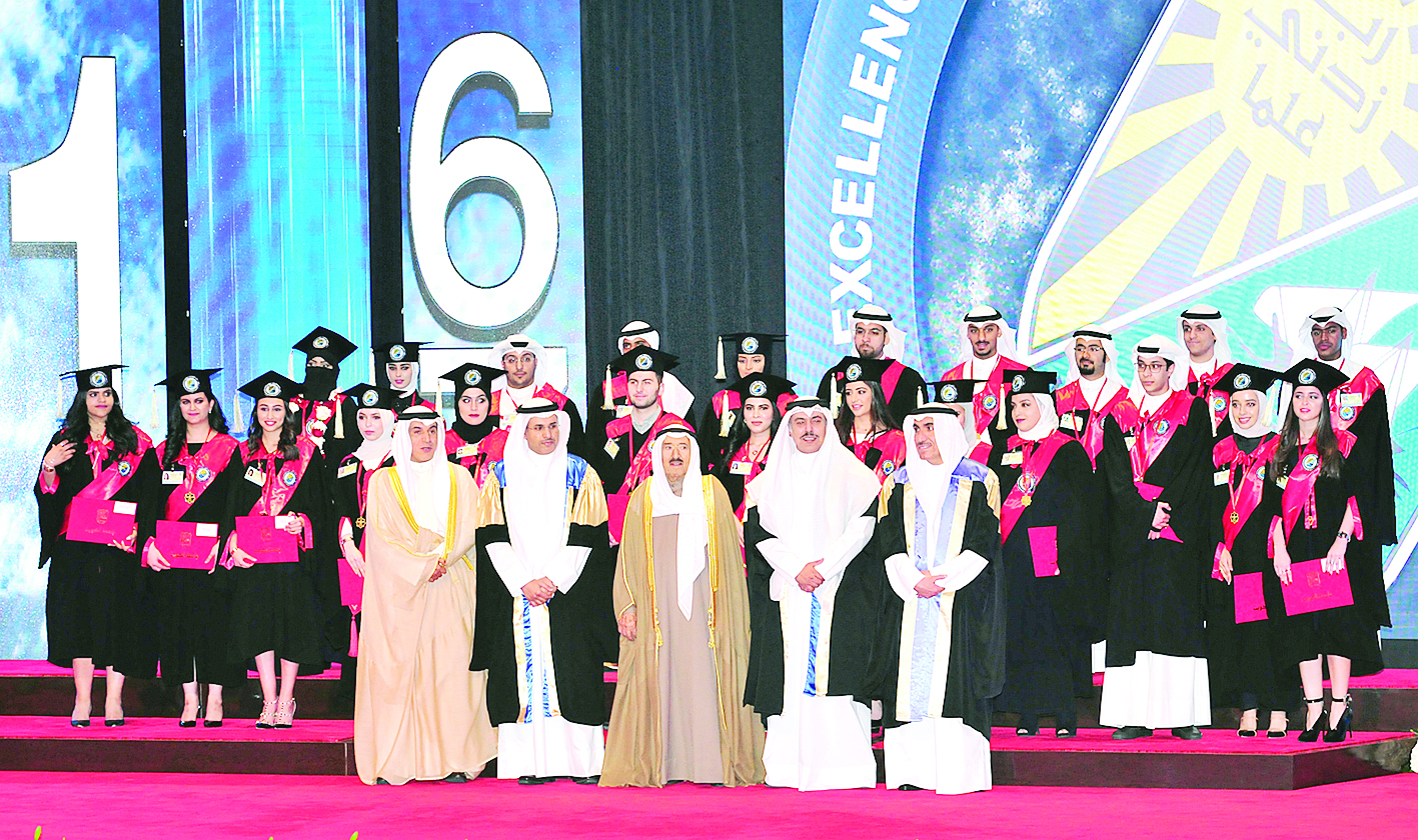 سمو الأمير متوسطاً إدارة الجامعة والخريجات الفائقات