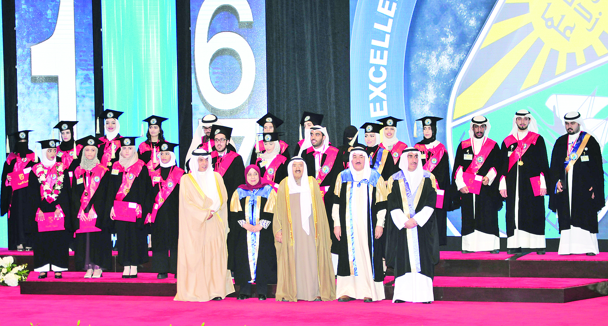 سمو الأمير مع إدارة ومتفوقي كلية الآداب