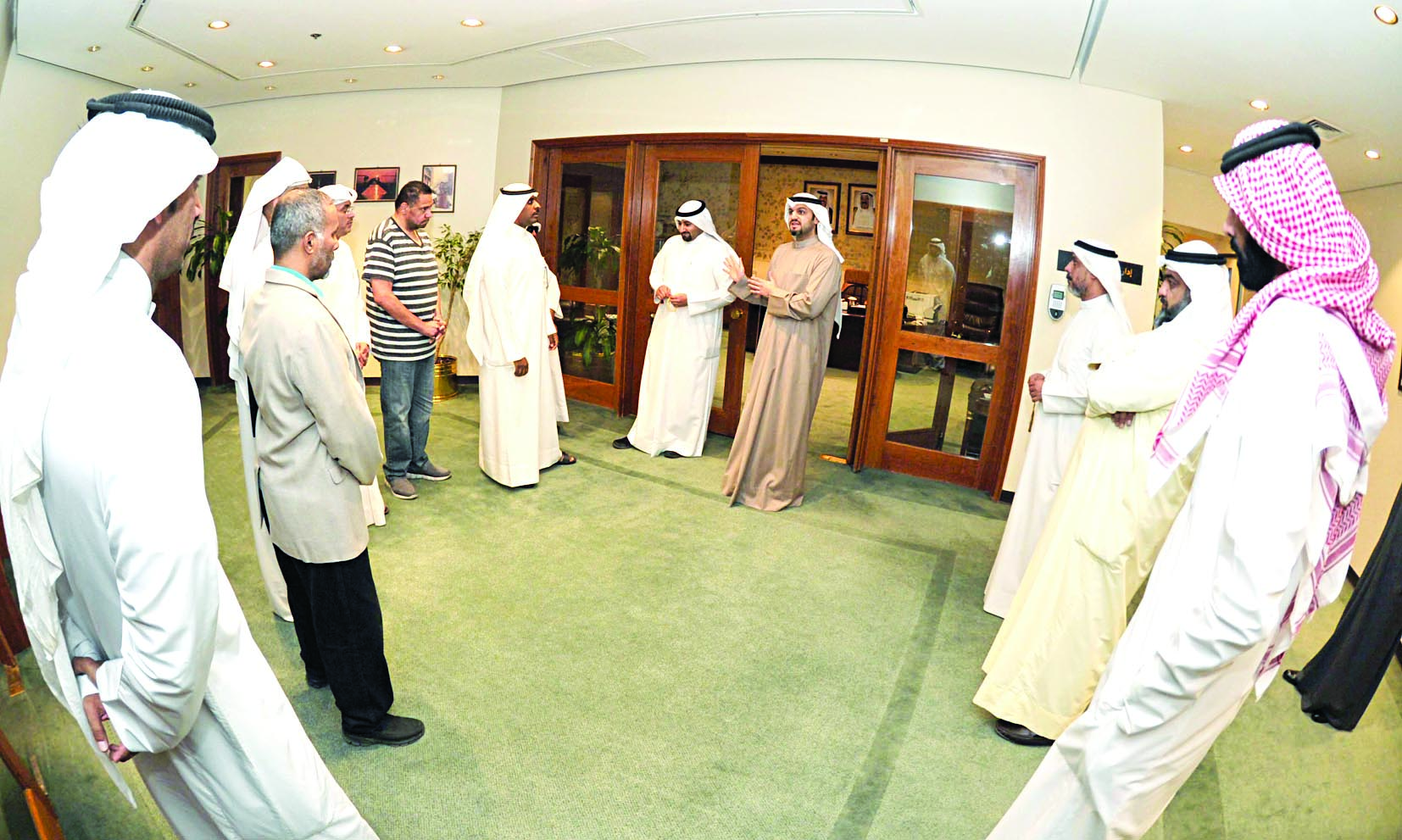 مدير مكتب الوكيل أحمد الصالح يشرح للمواطنين إجراءات المشروع