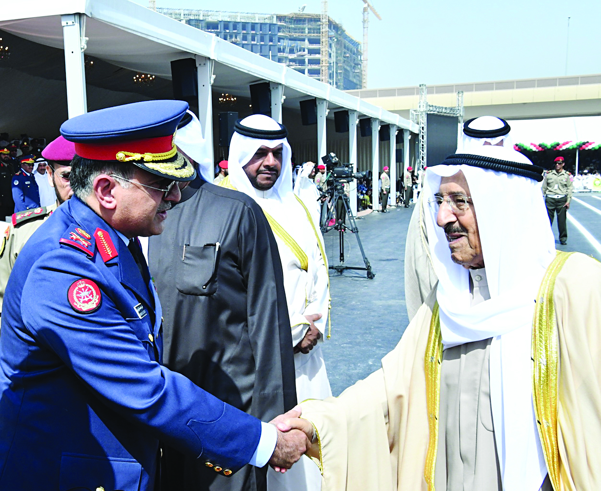 سمو الأمير مصافحاً أحد كبار الضباط                       