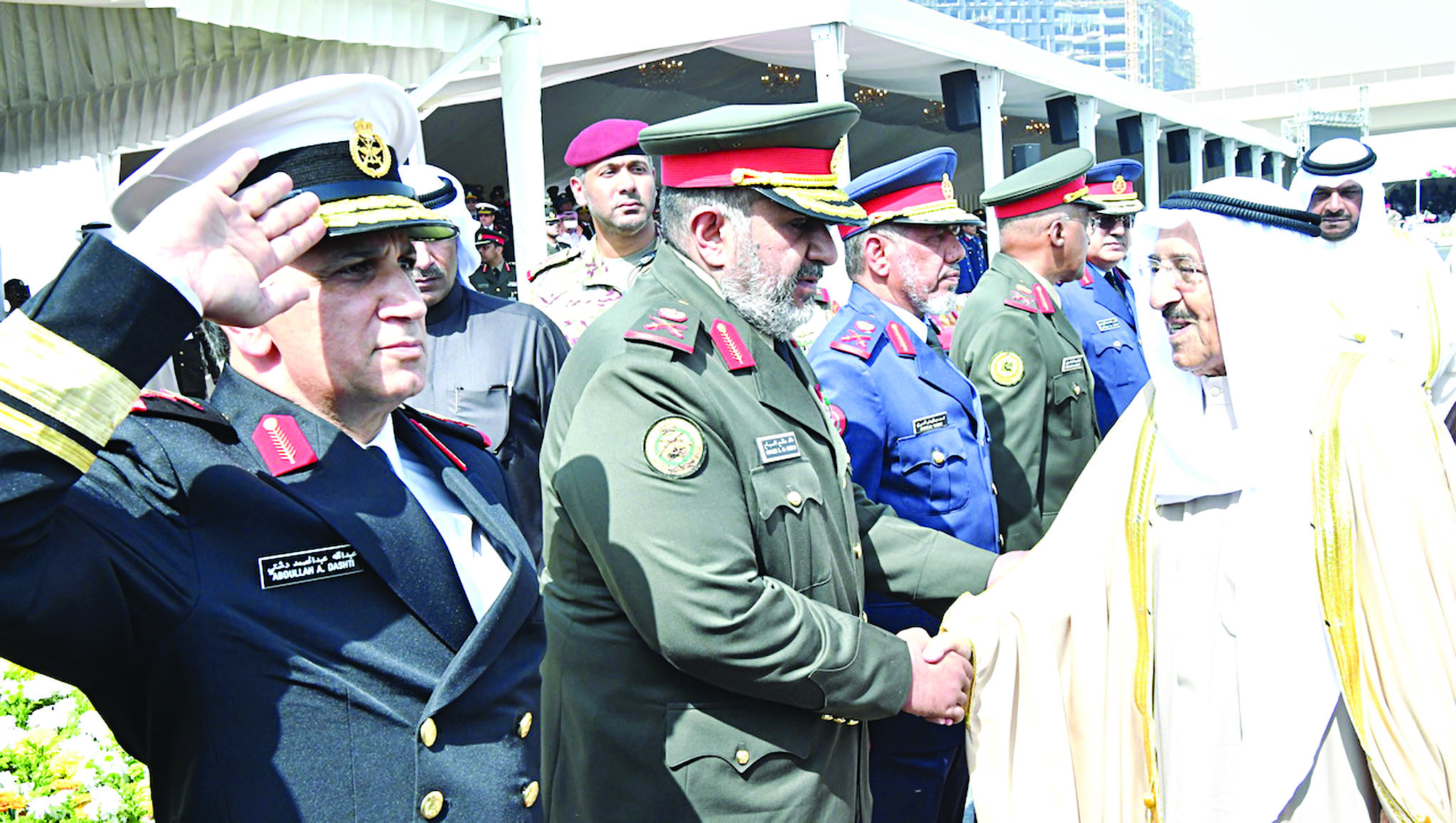 سمو الأمير لدى وصوله وفي استقباله قادة الكلية 