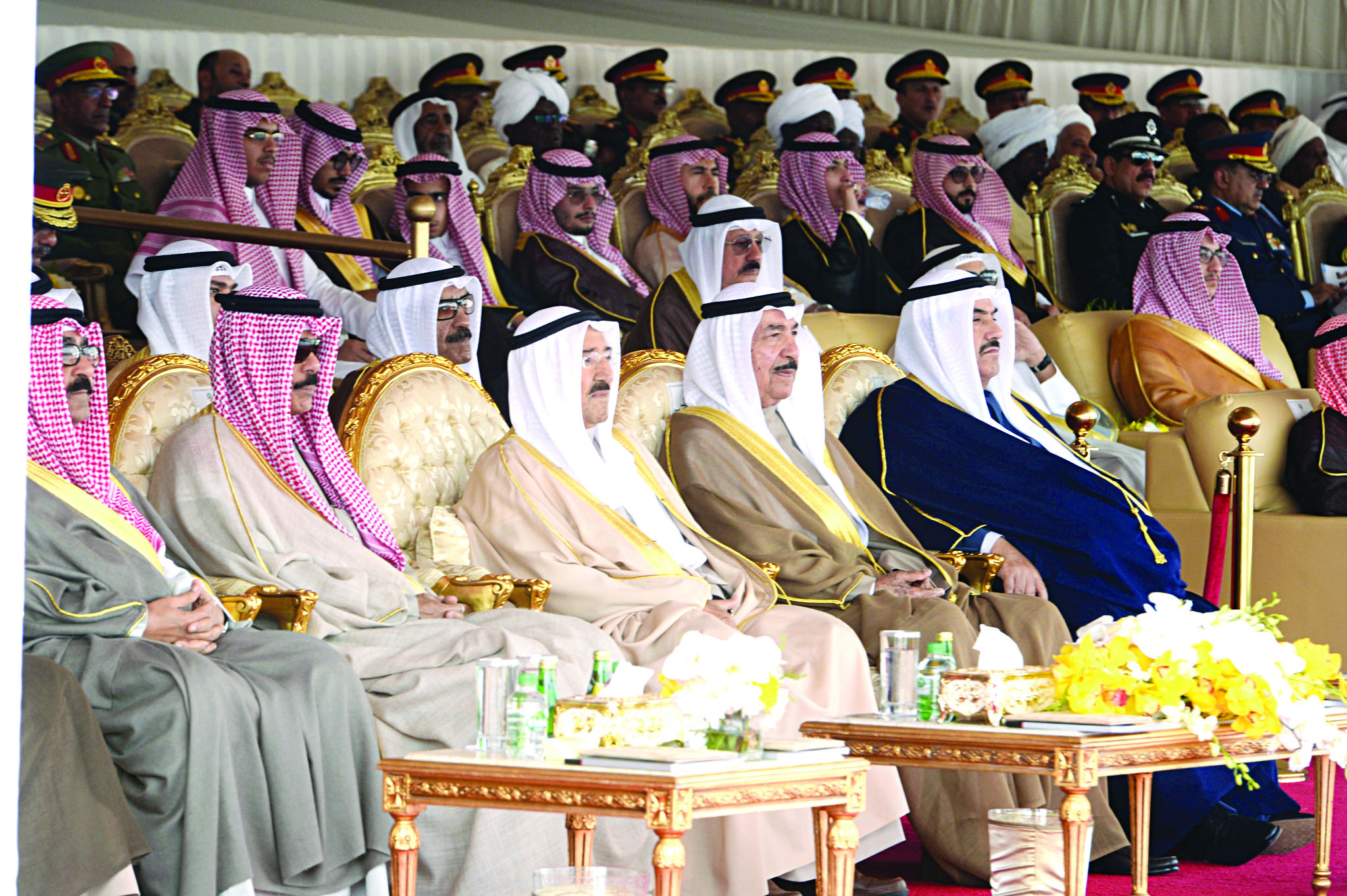 الأمير متوسطاً ولي العهد وكبار الشيوخ في المنصة الرئيسية