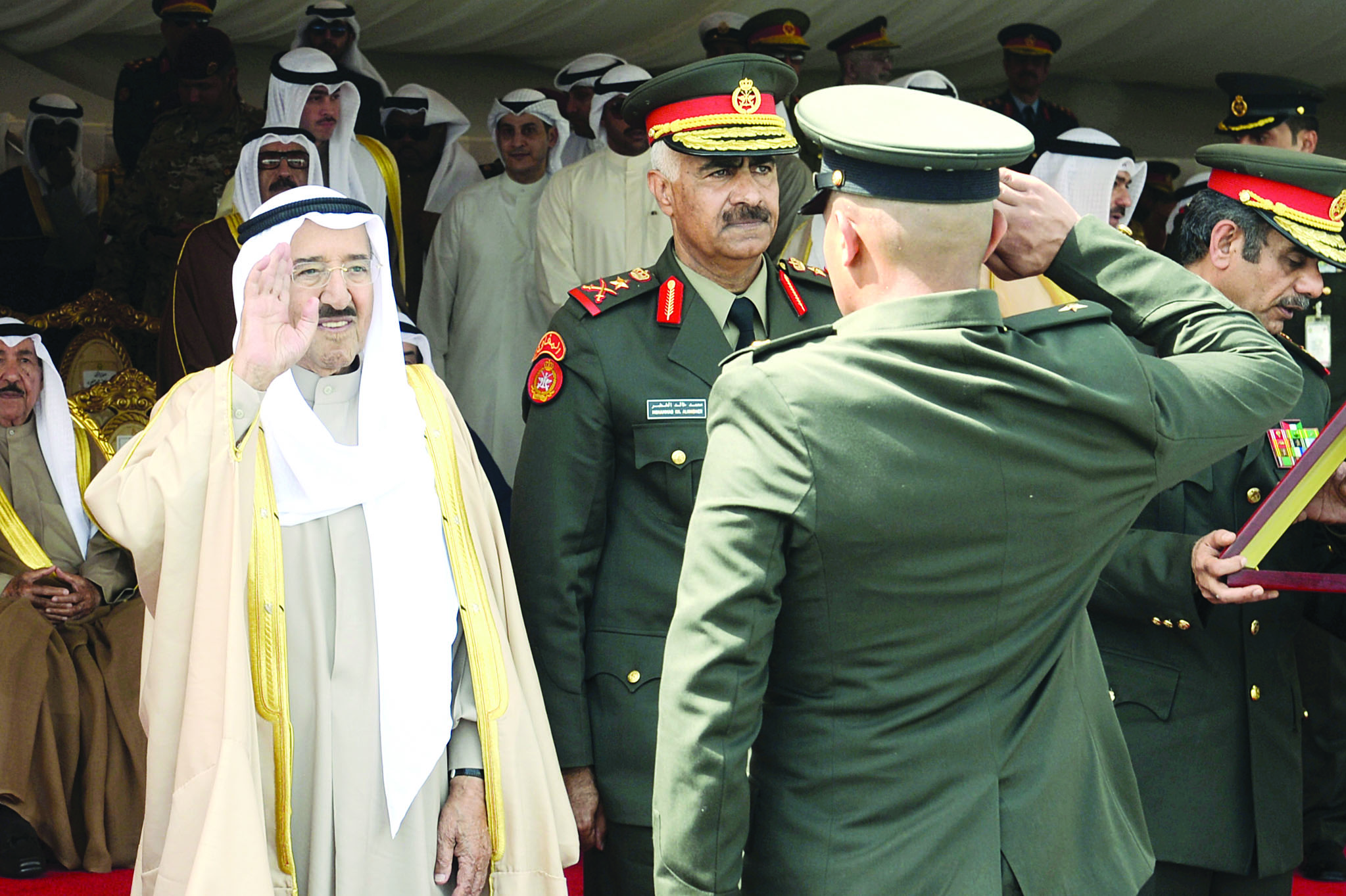 تحية عسكرية لصاحب السمو (تصوير زكريا عطية)