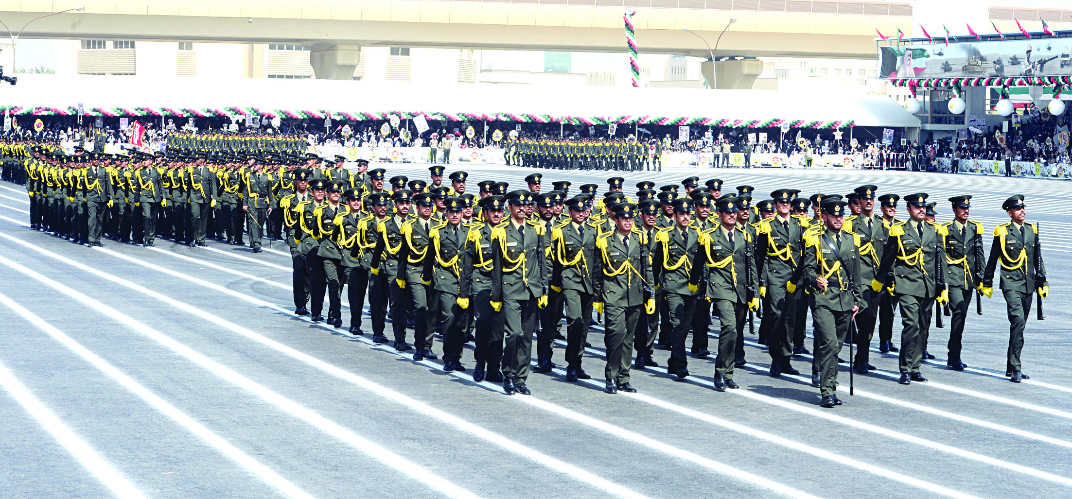 الضباط الخريجون في استعراض أمام المنصة الرئيسية