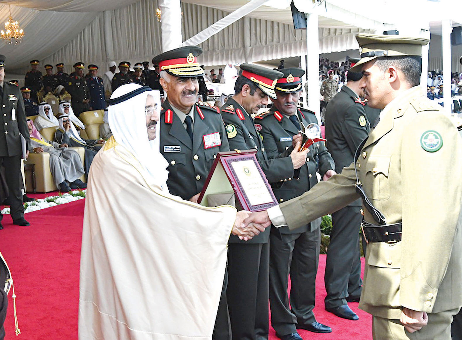 سموه مصافحاً أحد الضباط