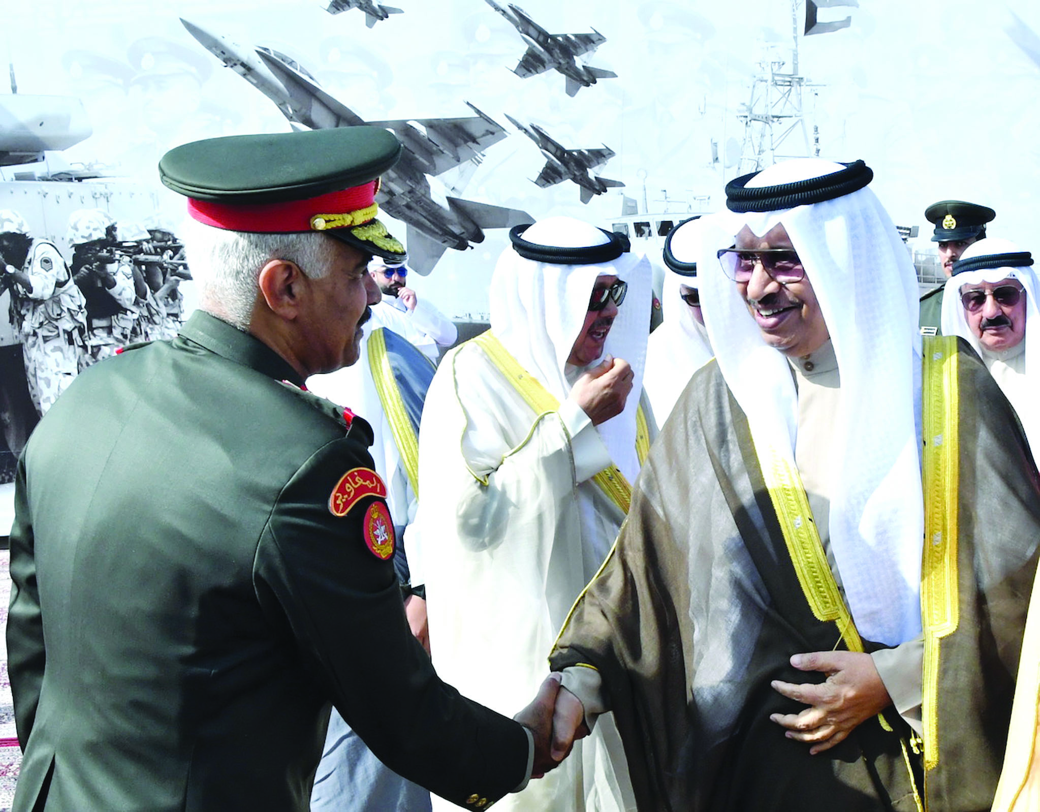 المبارك مصافحاً رئيس الأركان