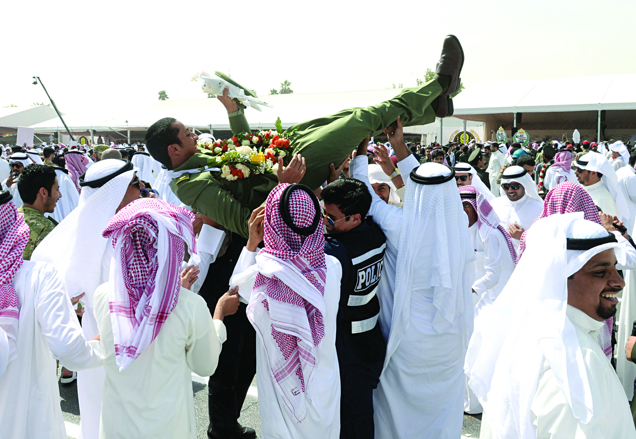  أقارب أحد الضباط يحتفلون به