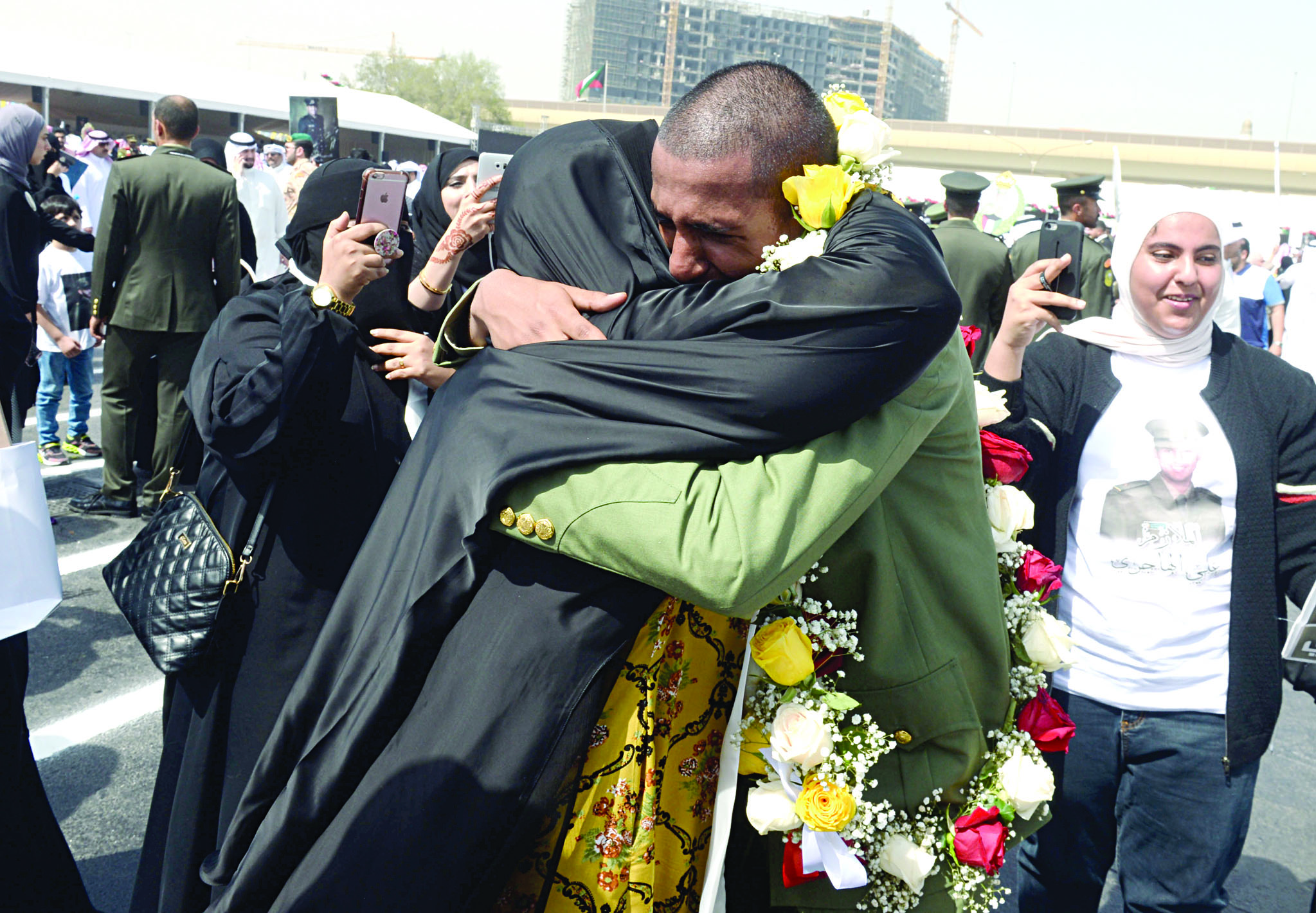احتضان الأم لدرع الوطن