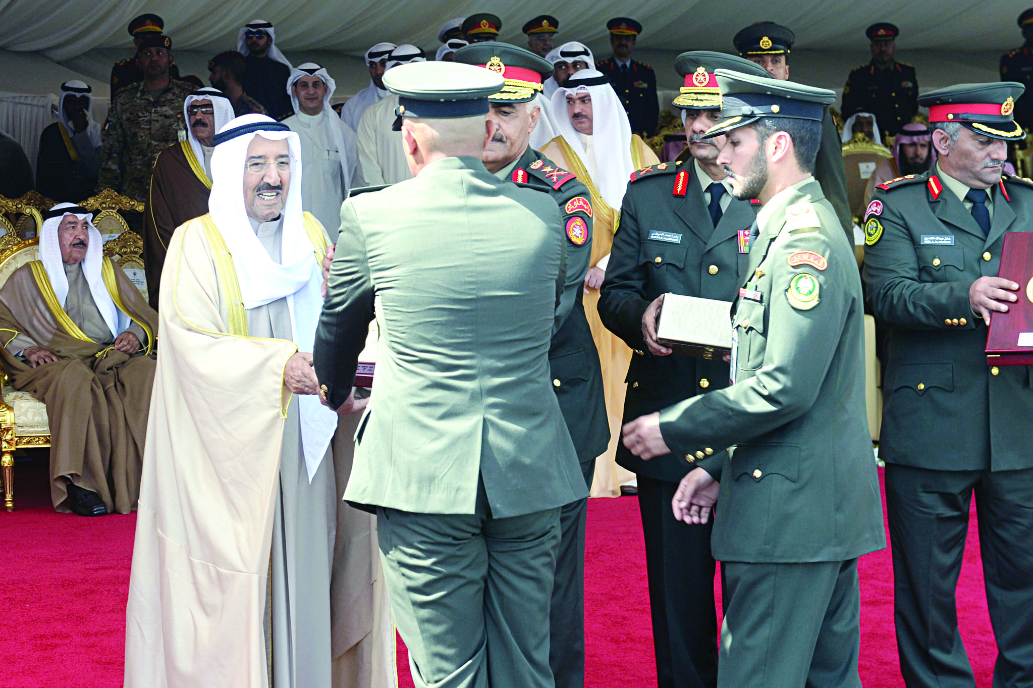 سمو الأمير متسلماً علم الدورة 