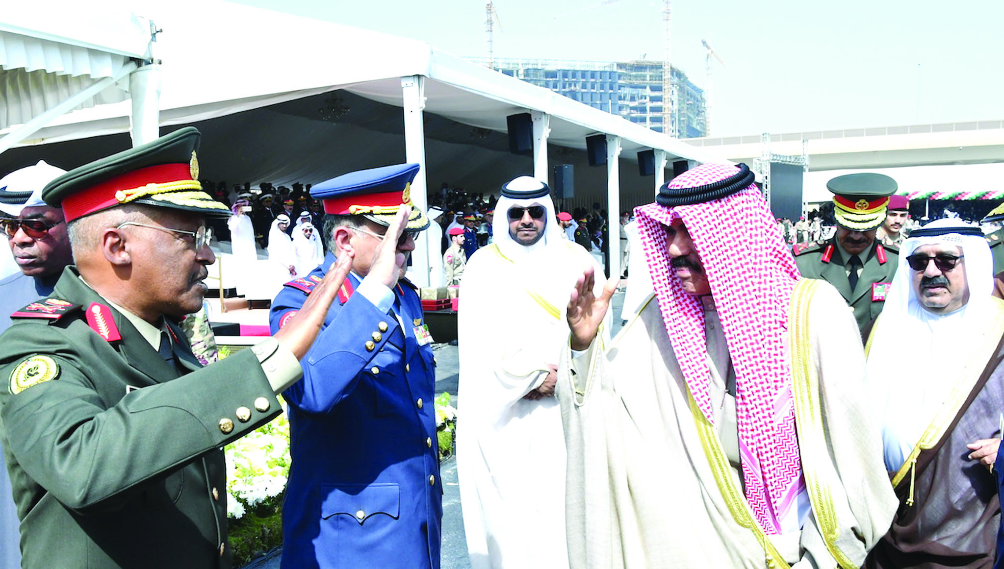 ولي العهد يحيي الضباط  