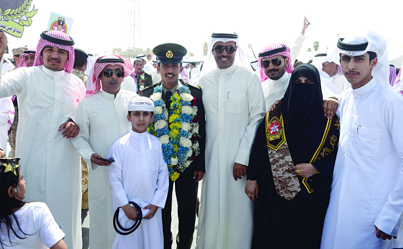 أحد الضباط وسط عائلته